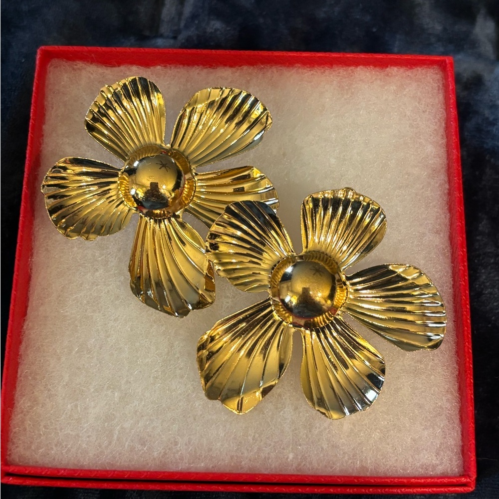 NIB gorgeous Large Gold Floral Earrings for pierced ears - Picture 3 of 7